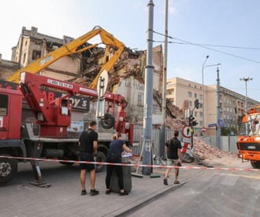 Łódź: Trakcja tramwajowa zerwana w czasie rozbiórki kamienicy