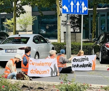 Ostatnie Pokolenie zablokowało ulicę w centrum Warszawy