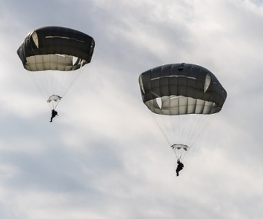 Wiatr zniósł spadochroniarzy na dachy i linie energetyczne. Interweniowali mieszkańcy