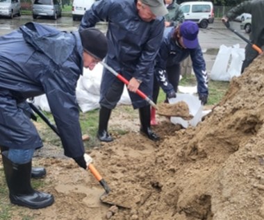 Mieszkańcy Odolanowa umacniają wały