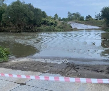 Nurt rzeki porwał auto. Kierowca wydostał się w ostatniej chwili