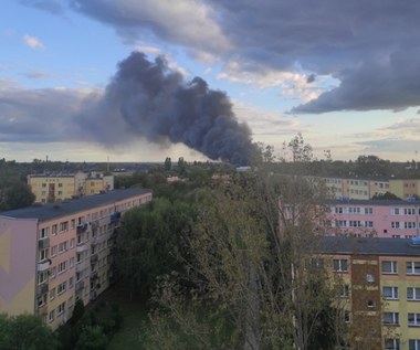 Potężne kłęby dymu w Piotrkowie Trybunalskim. Pożar składowiska odpadów