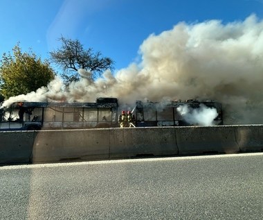 Miejski autobus stanął w ogniu [ZDJĘCIA I FILMY]