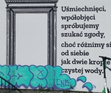 Bohomazy na muralu z wierszem Szymborskiej. Kraków chce walczyć z wandalami