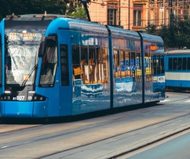 Zderzenie tramwaju z autokarem w Krakowie