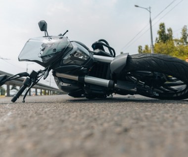 Śmiertelny wypadek na Śląsku. Motocyklista uderzył w barierki