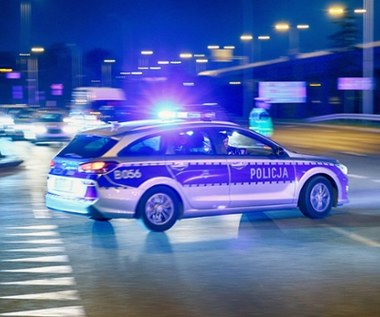 Radiowóz wpadł do rowu w trakcie pościgu. Policjanci trafili do szpitala