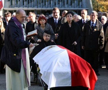 Ostatnie pożegnanie Leszka Moczulskiego. Opozycjonista spoczął na Powązkach