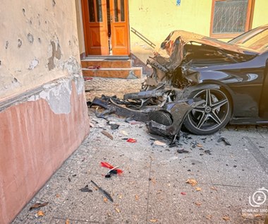 Samochód wjechał w kamienicę. Wypadek w centrum Tarnowa