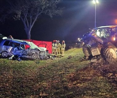 Policja poszukuje świadków wypadku. Auto zderzyło się z ciągnikiem