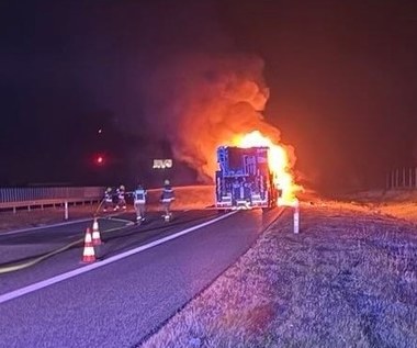 Nocny pożar dźwigu i blokada na A1