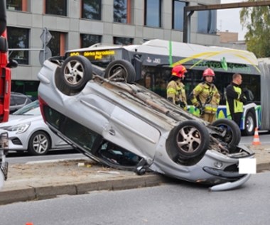 Groźny wypadek w Krakowie. Dachowało auto