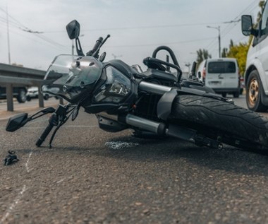 75-latek zginął na miejscu. Tragiczne zderzenie osobówki z motocyklem w Łódzkiem