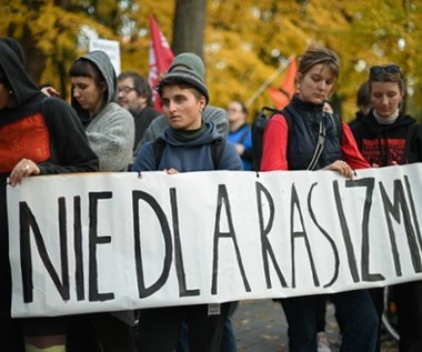 “Terroryści noszą mundury i garnitury”. Protest pod KPRM w Warszawie