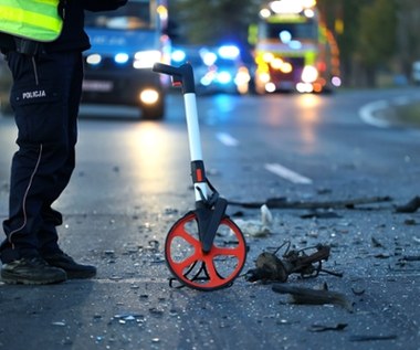 Tragiczny wypadek w Łódzkiem. Bmw wjechało w drzewo, drugie auto w przystanek