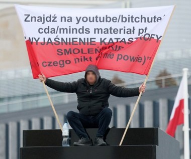 Obezwładniono mężczyznę, który wszedł na pomnik smoleński