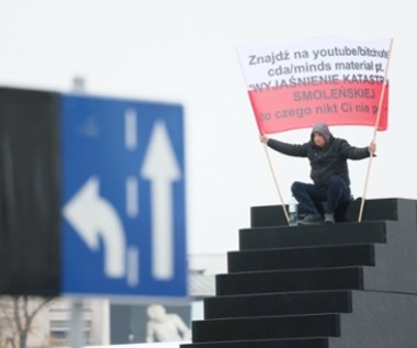 Wszedł na pomnik smoleński. Trafił na obserwację psychiatryczną