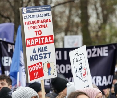 Pielęgniarki i położne kontra rząd. Protest w Warszawie