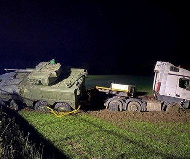 Wypadek lawety wiozącej wojskowy transporter. Dwie osoby ranne