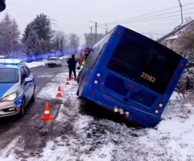 Podmiejski autobus wjechał w słup. Kierowca próbował uniknąć zderzenia