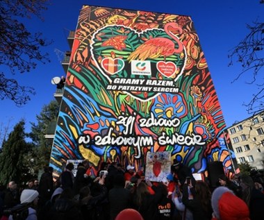 “Żyj zdrowo w zdrowym świecie”. Mural WOŚP odsłonięty w Skierniewicach