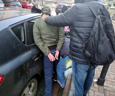 Okradał, zrzucał ze schodów. Brutalne napady na kobiety w Warszawie