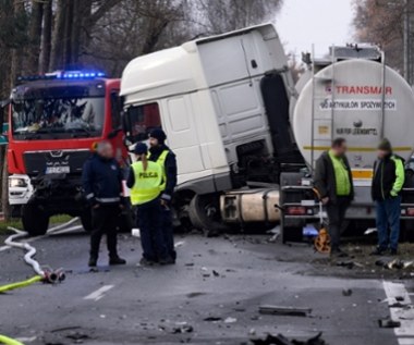 Tragedia w Wielkopolsce. Auto zderzyło się z cysterną i stanęło w płomieniach