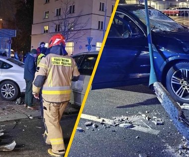 Wypadek w stolicy. Z impetem wjechał w latarnię, ta zawaliła się na inne auto