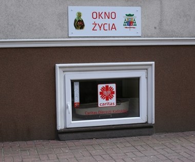 Chłopiec w oknie życia. Niemowlę jest zdrowe