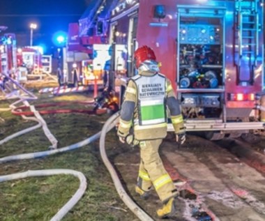 Pożar Biedronki w Płońsku. Z ogniem walczyło ok. 100 strażaków