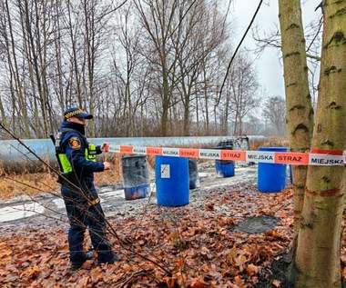 Niebezpieczne znalezisko na warszawskim Targówku. W beczce kwas siarkowy