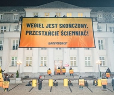 “Węgiel jest skończony”. Akcja Greenpeace Polska przy siedzibie resortu