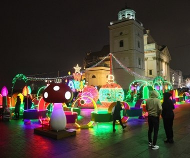 Świąteczne iluminacje w stylu retro rozświetliły Warszawę