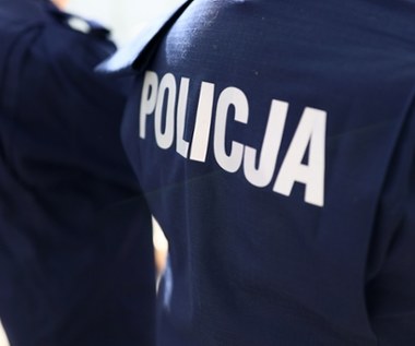 Dwóch policjantów wydalono ze służby w związku ze śmiercią mężczyzny