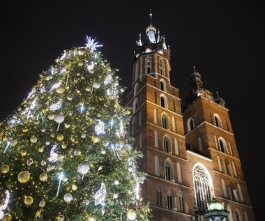 Na krakowskim rynku rozbłysła 15-metrowa choinka