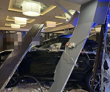 Auto z impetem wjechało w hotelową restaurację