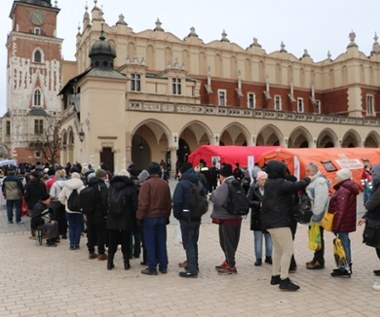 Wigilia dla bezdomnych i potrzebujących na Rynku Głównym w Krakowie