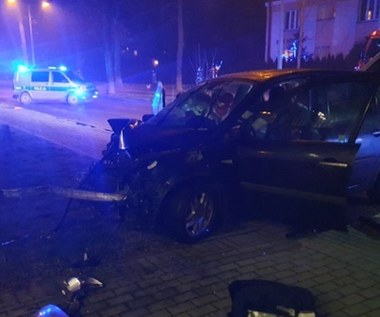 Auto wjechało w schody prowadzące do komisariatu policji. Dwie osoby w szpitalu