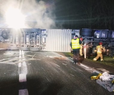 Przewrócona ciężarówka z trzodą chlewną blokowała drogę. Kierowca ranny