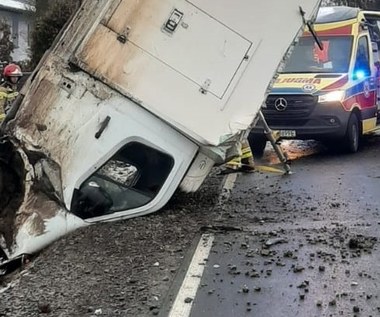 Bus wylądował w pionie. Kierowca nie miał prawa jazdy