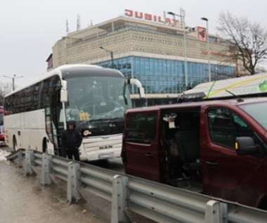 Kraków: Autokar z dziećmi wjechał w samochód dostawczy na moście Dębnickim