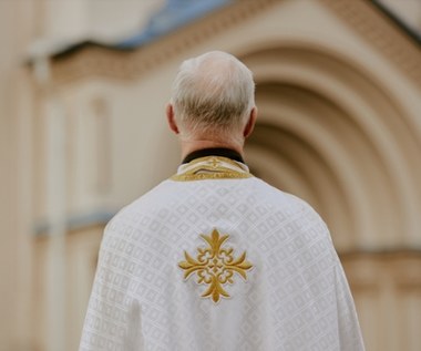 Zażalenie na brak aresztu dla księdza z Sosnowca. W jego mieszkaniu zmarł mężczyzna