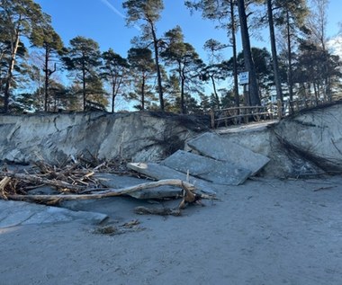 Lubiatowo: Sztorm zniszczył zejście na plażę i odkrył tajemnice sprzed lat