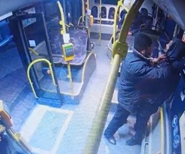 Atak na 15-latka w autobusie. Napastnik przystawił mu nóż do gardła