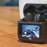 Test JBL Tour Pro 3. Ekraniku powiedz przecie, jakie są najsprytniejsze słuchawki na świecie?